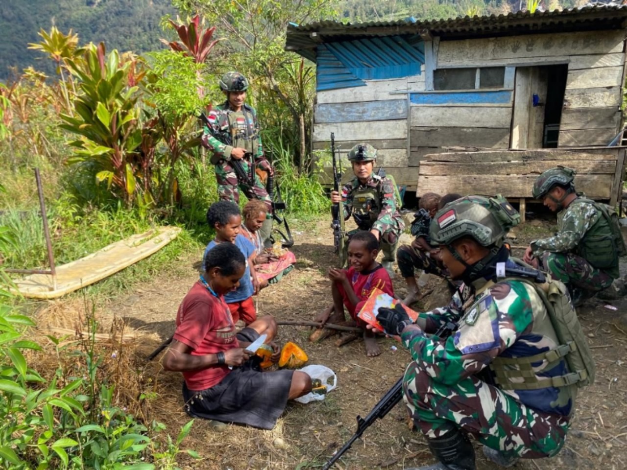Koops Habema Patroli Sambil Pengobatan Keliling di Intan Jaya