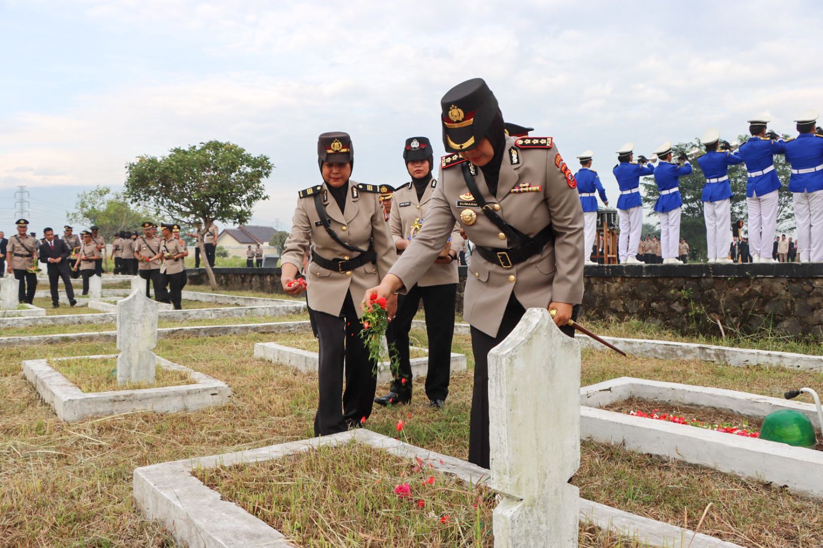 Kapolres Cirebon Pimpin Langsung Giat Tabur Bunga Di TPU